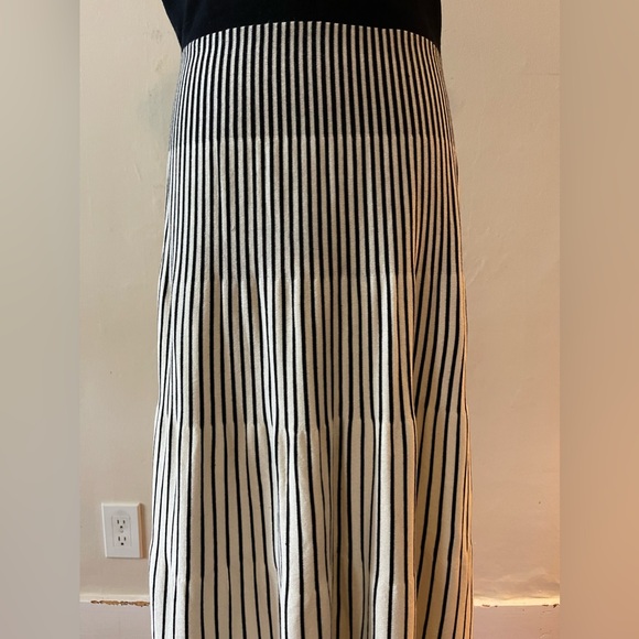 Wendy Williams Black/Cream Striped Combo Dress, V neck, size med, like new - Picture 4 of 8